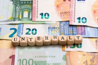 Foto: Schriftzug Unterhalt und Euroscheine