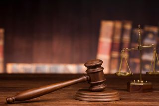 Foto: Richterhammer und Waage